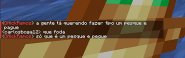 Recorte de screenshot do Minecraft, com chat entre os players ONickRamos e carlosboga12. Transcrição do chat: <ONickRamos> a gente tá querendo fazer tipo um pesque e pague; <carlosboga12> que foda; <ONickRamos> só que é um pesque e pegue